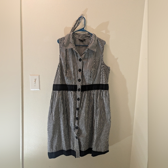 Striped Black and White Sleeveless Dress - Picture 3 of 7